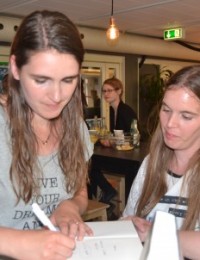 Kunsten at samarbejde om at skrive bogen Mørkets søn Jeanette Hedengran og Tina Sanddahl signerer bøger juli 2015. Foto: Tanja Lønberg Rasmussen