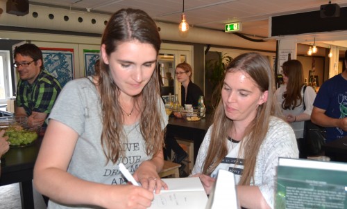 Jeanette Hedengran og Tina Sanddahl signerer Mørkets søn på bogreceptionen i juli 2015.  Foto: Tanja Lønberg Rasmussen