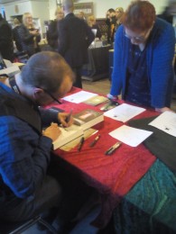 Anders Björkelid både signerede og tegnede på Herlufsholm Fantasy Bogmesse 2016.