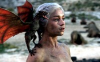 Daenerys Targaryen med en af sine tre drager.